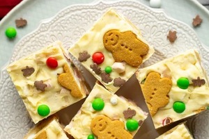 Смешала M&amp;M's, печенье, шоколад, зефир и убрала в холодильник: новогоднее лакомство на радость всей детворе