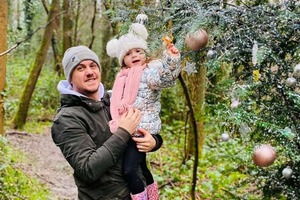 Наряженная елка в лесу, или Как находчивый британец отучил свою дочь от соски-пустышки