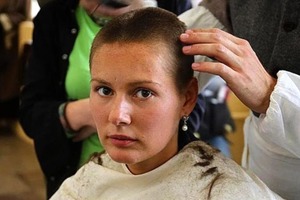 «Машинкой - под ноль»: 4 российские актрисы, не побоявшиеся подстричься налысо (фото до и после)