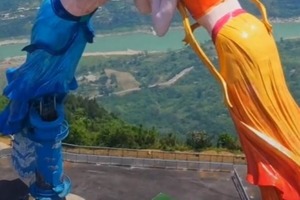 На краю обрыва, 1200 метров над землей: в Китае открыли аттракцион "Летающий поцелуй" (видео)