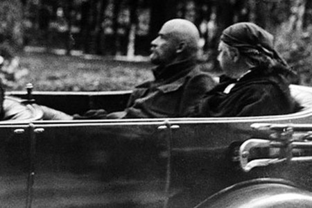 Lenin-i-Krupskaya-v-salone-Rolls-Roysa.jpg