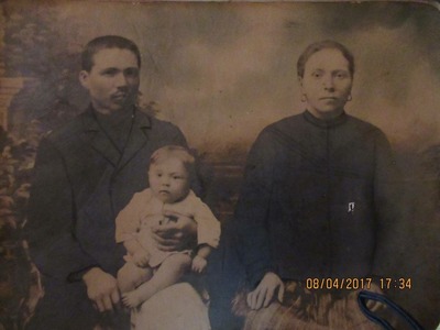 Мой прапрадедушка и прапрабабушка с моим прадедушкой .jpg